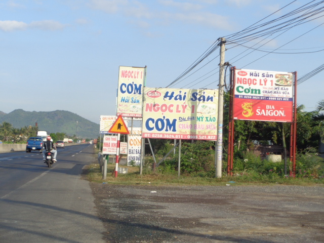 Biển quảng cáo lấn chiếm hành lang an toàn giao thông